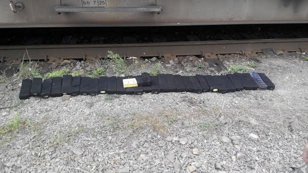 У поїзді "Київ-Ужгород-Братислава" провідниця вагону намагалась провезти 800 пачок сигарет – 04