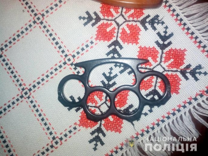 Тячівські правоохоронці виявили у фігуранта кримінального провадження кастет і балаклаву – 02