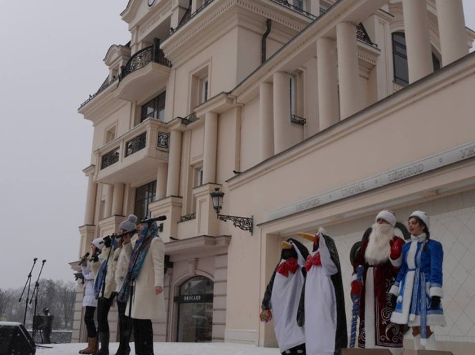 Хороводи, конкурси, подарунки: в Ужгороді відбувся святковий флешмоб "Колядуймо разом" – 16 Хороводи, конкурси, подарунки: в Ужгороді відбувся святковий флешмоб "Колядуймо разом" – 16