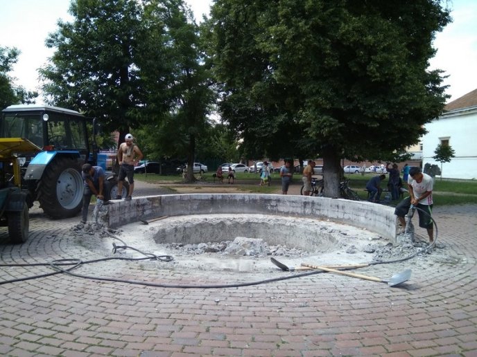 У центрі Мукачева демонтують фонтан – 06