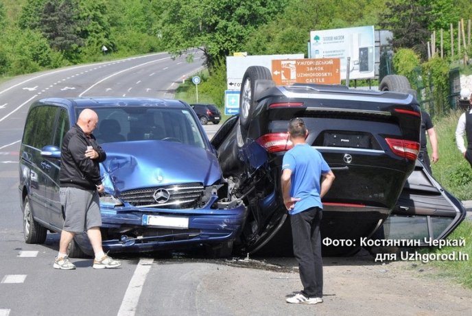 В Ужгороді зіткнулися два авто. Одне з них перекинулось на дах – 02