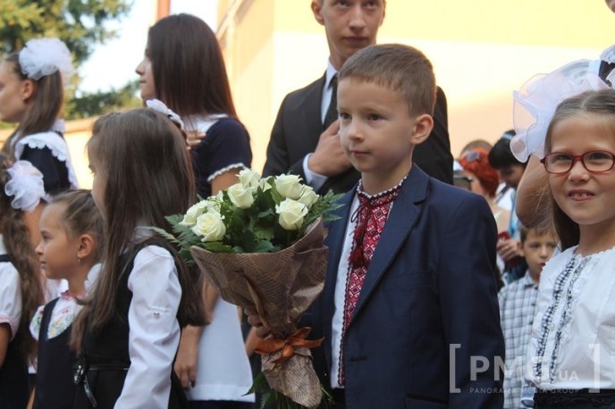 НВК "Гармонія" урочисто відзначила свято Першого вересня лінійкою у вишиванках – 21