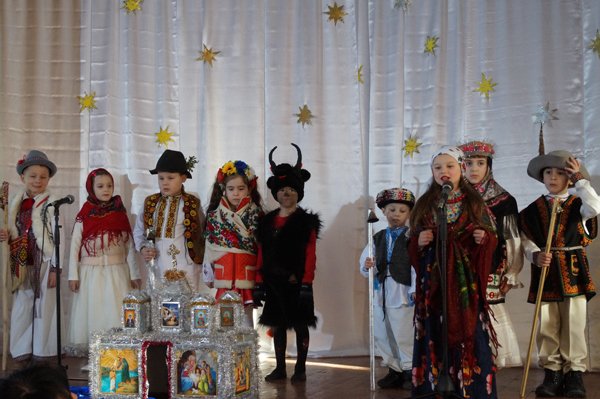 Діти з сіл Тереблянської долини колядували у Буштині – 04 Діти з сіл Тереблянської долини колядували у Буштині – 04
