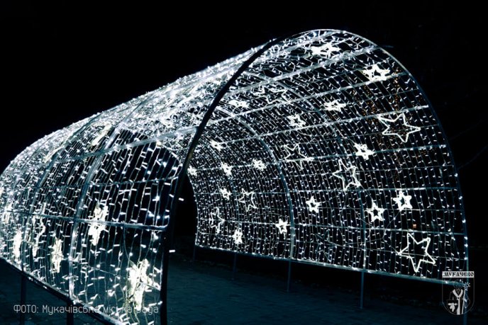 На ялинках Ужгорода та Мукачева засвітили святкові вогні – 05