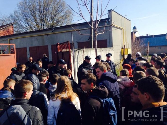 На місце протестів приїхала патрульна поліція і проводить "роз’яснювальну роботу" із студентами – 01