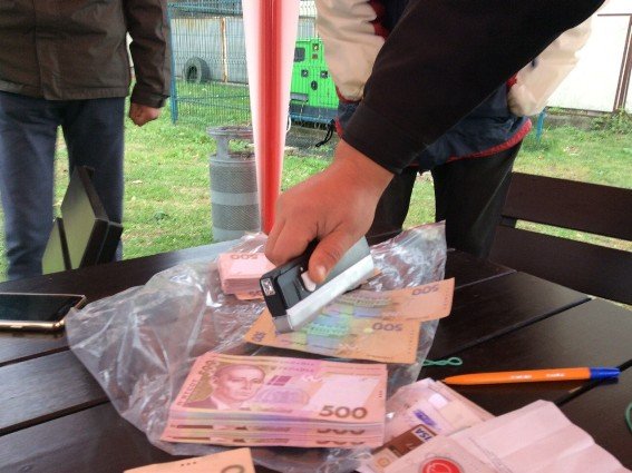 Гучна спецоперація у Мукачеві: на АЗС затримали двох мукачівців з наркотиками і зброєю – 04 Гучна спецоперація у Мукачеві: на АЗС затримали двох мукачівців з наркотиками і зброєю – 04