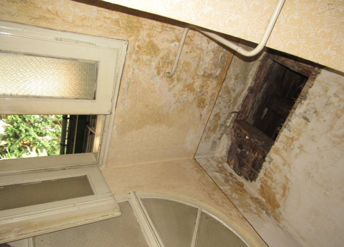 У центрі Мукачева розвалюється будівля – 06