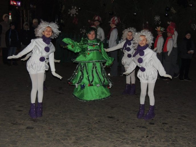 У Берегові урочисто засяяла новорічна ялинка та відкрилась ковзанка – 09