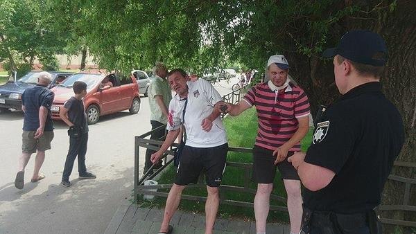 Жорстока бійка в Ужгороді: одну людину поранено ножем в шию – 02 Жорстока бійка в Ужгороді: одну людину поранено ножем в шию – 02