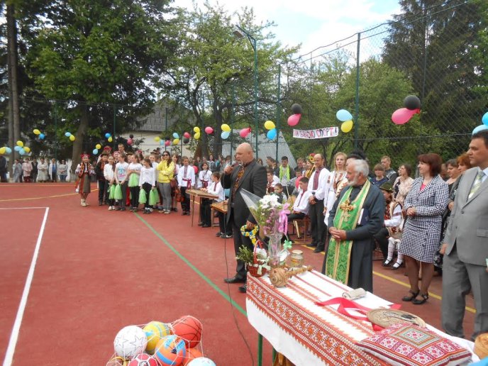 У селищі Ясіня офіційно відкрили спортивний майданчик – 01