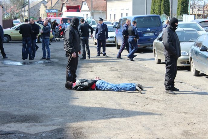 У Мукачеві в мікрорайоні "Паланок" спецпризначенці затримали двох міліціонерів-хабарників (ФОТО) – 01 У Мукачеві в мікрорайоні "Паланок" спецпризначенці затримали двох міліціонерів-хабарників (ФОТО) – 01