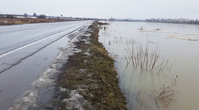 На Мукачівщині розлилася річка Стара: є ймовірність підтоплення траси "Київ-Чоп" – 04