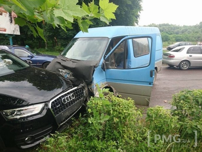 ДТП в Ужгороді: мікроавтобус зіткнувся з "Ауді" – 01 ДТП в Ужгороді: мікроавтобус зіткнувся з "Ауді" – 01