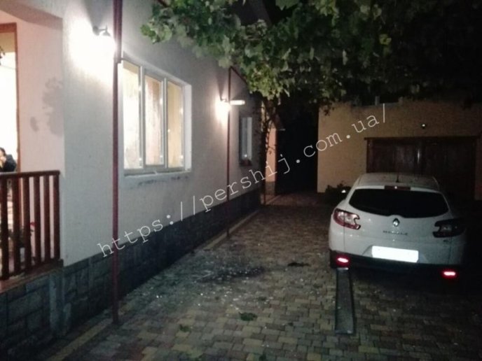 Вночі невідомі закинули на подвір’я одного з будинків Мукачева предмет, що вибухнув – 05