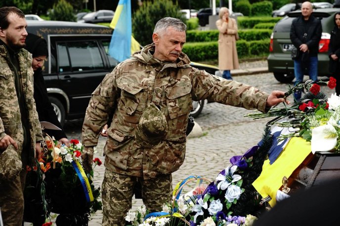 В Ужгороді поховали Героя, який минулого року мобілізувався та пішов захищати Україну – 06 В Ужгороді поховали Героя, який минулого року мобілізувався та пішов захищати Україну – 06