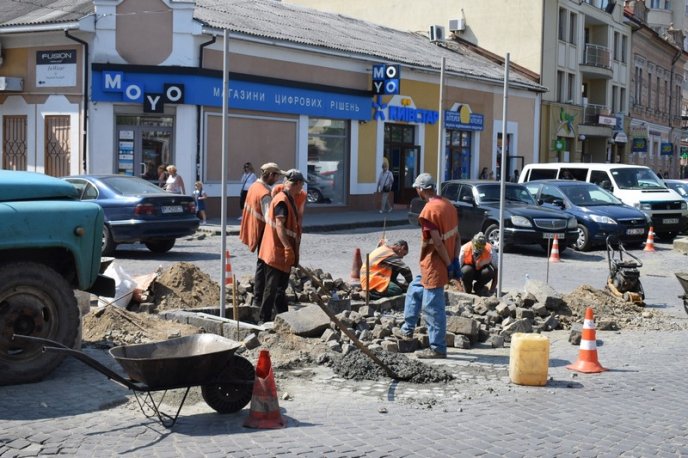 На площі Корятовича в Ужгороді запроваджують односторонній рух – 01
