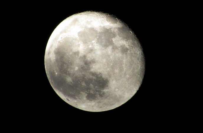 У мережі милуються фотографіями місяця, які зроблені цієї ночі у Мукачеві – 01