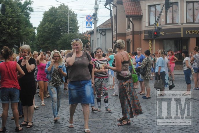 Сьогодні Мукачево мітингувало: сотні жінок перекрили дорогу та вимагали не забирати чоловіків у армію (ФОТО) – 44