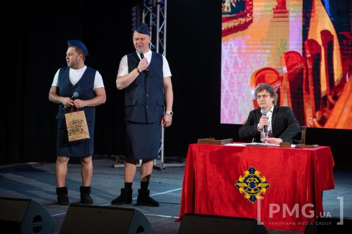 Зеленський з «Кварталом 95» в Ужгороді: Агітувати не збираємось, однак закликаємо всіх прийти на вибори – 23