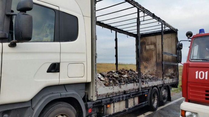 Неподалік Середнього загорілась іноземна вантажівка – 04