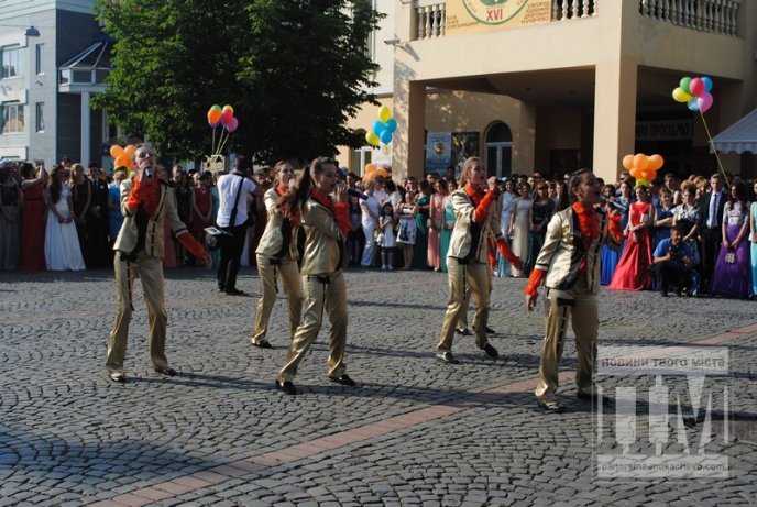 У центрі Мукачева відбувся урочистий парад випускників (ФОТО) – 21