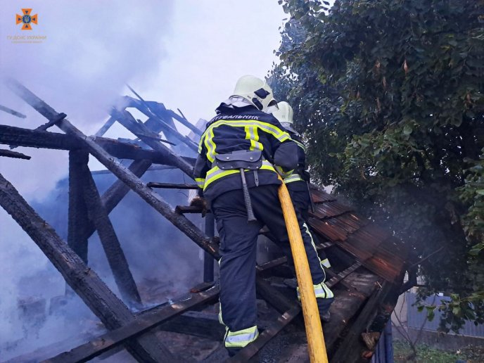 Рятувальники показали наслідки пожежі у селищі на Закарпатті – 01 Рятувальники показали наслідки пожежі у селищі на Закарпатті – 01