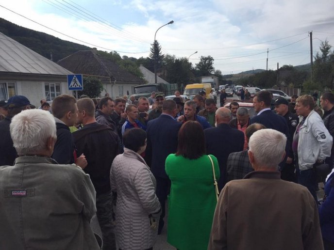 На Свалявщині люди перерили дорогу – 03