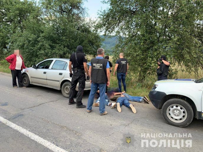 На Закарпатті затримано львів’янина, який перевозив нелегальних мігрантів – 03