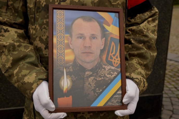 Поховали добровольця, який із 2022 року захищав Україну на фронті – 01