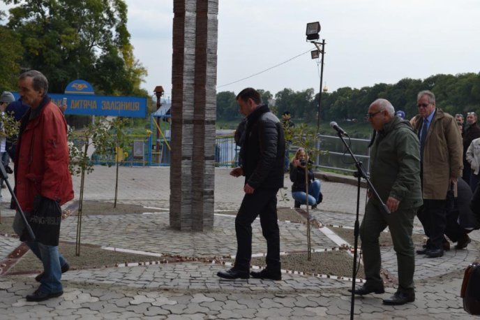 В Ужгороді відкрили пам’ятний знак жертвам Голокосту у вигляді шестикутної зірки Давида – 02