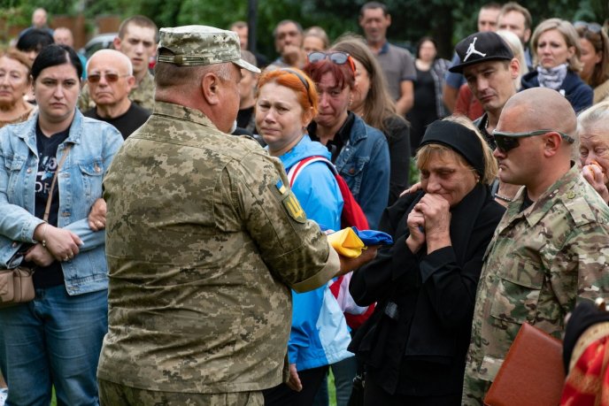 Залишилися мама, дружина, донька: Закарпаття попрощалося з Героєм – 04