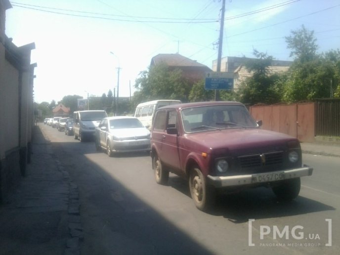 Через ДТП при виїзді з Мукачева на трасу Київ-Чоп утворились великі затори – 01