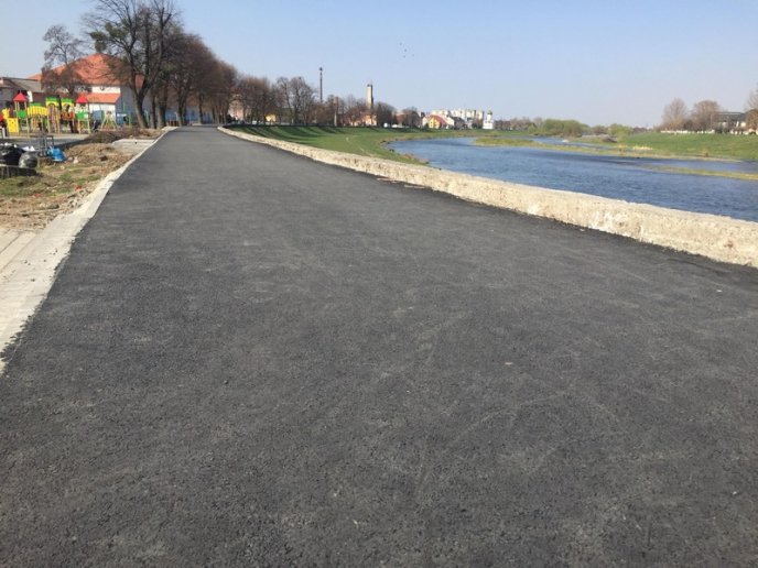 У Мукачеві на набережній роблять велодоріжку – 01