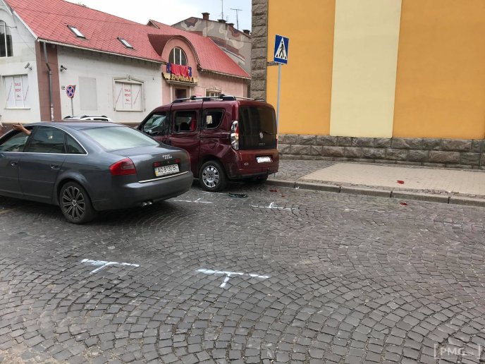 Ввечері у Мукачеві сталась аварія за участі вантажівки військових – 01