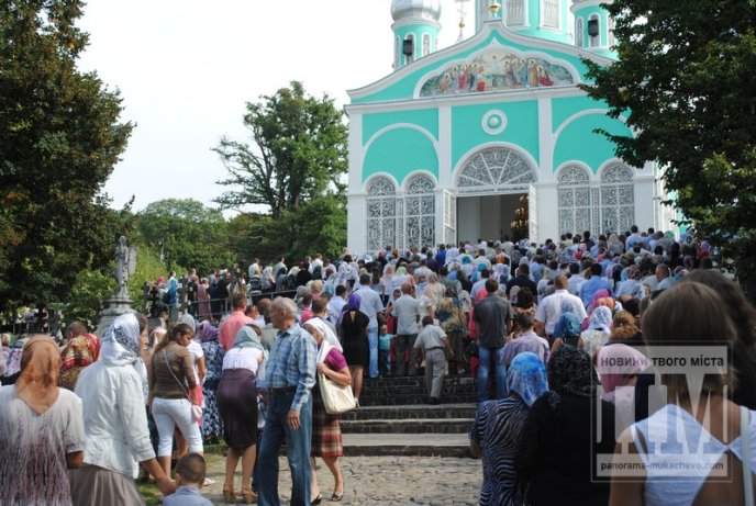 Тисячі вірників прийшли помолитись до мукачівського Свято-Миколаївського жіночого монастиря (ФОТО) – 13 Тисячі вірників прийшли помолитись до мукачівського Свято-Миколаївського жіночого монастиря (ФОТО) – 13