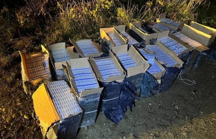 На кордоні з Угорщиною наздогнали контрабандистів: у них було 9 тисяч пачок цигарок – 01