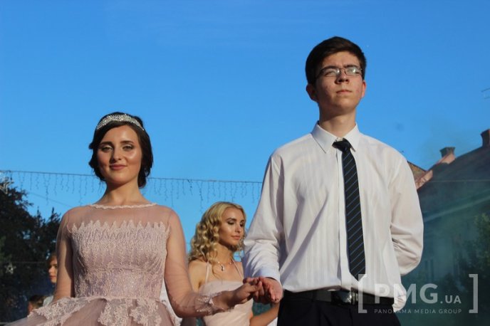 Мукачівські випускники станцювали прощальний вальс у центрі міста – 34