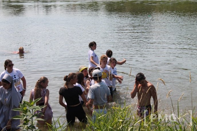 Рятуючись від спеки, мукачівці окупували Латорицю – 08