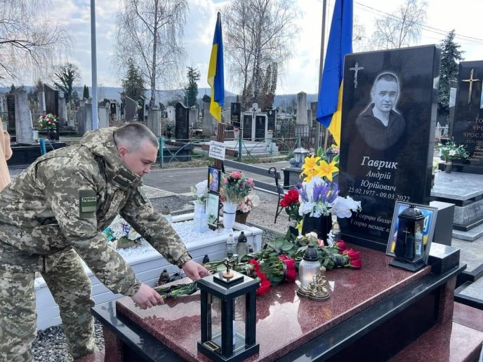 Залишились дружина і діти: у Мукачеві вшанували пам’ять полеглого Героя – 03