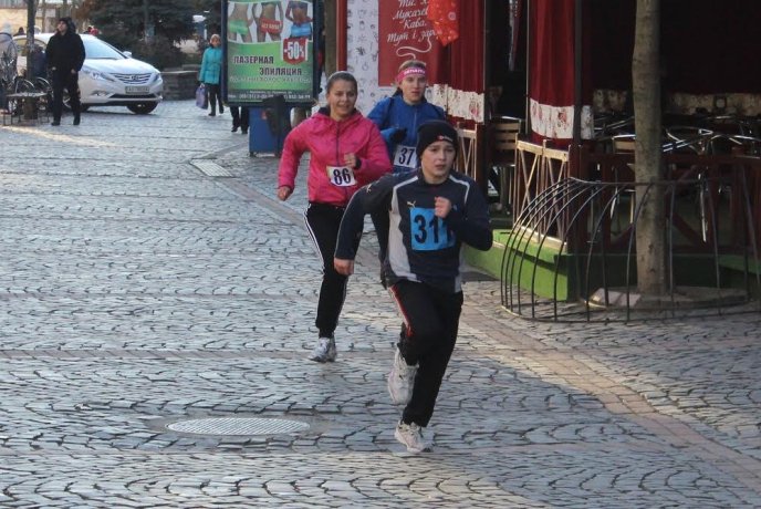Мукачівці влаштували вулицями міста новорічний забіг – 10