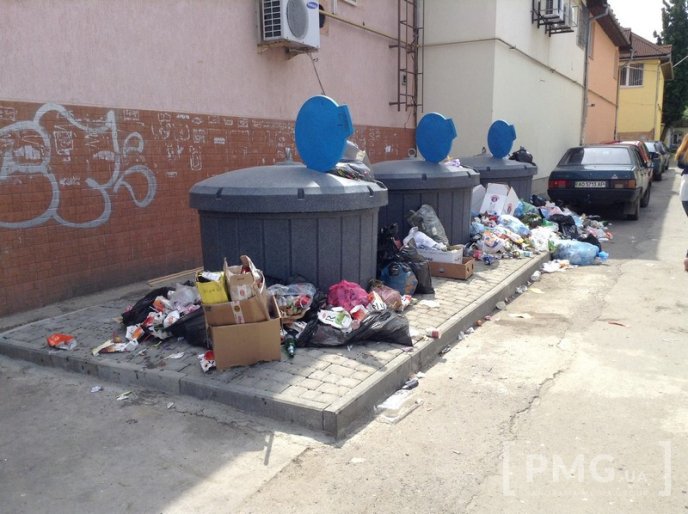 У Мукачеві позаду кінотеатру утворилося сміттєзвалище – 02