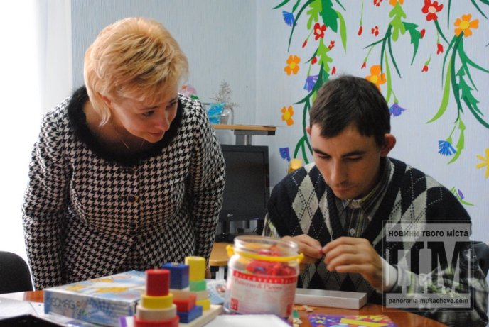 Олександр Ледида відвідав у Мукачеві Обласний центр соціально-психологічної реабілітації дітей та молоді з функціональними обмеженнями (ФОТО) – 06