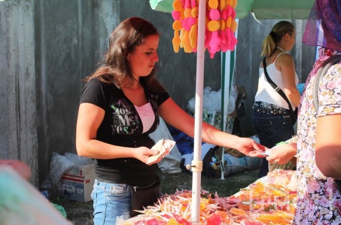 Набережну перед Мукачівським монастирем заполонили торговці – 03