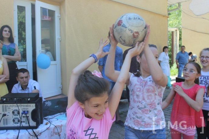 Студенти МКТЕК влаштували свято дітям, які лікуються у Закарпатській дитячій лікарні – 09