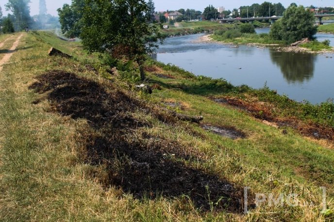 Окрім спеки, відпочивальників у Мукачеві "добиває" дим  – 02