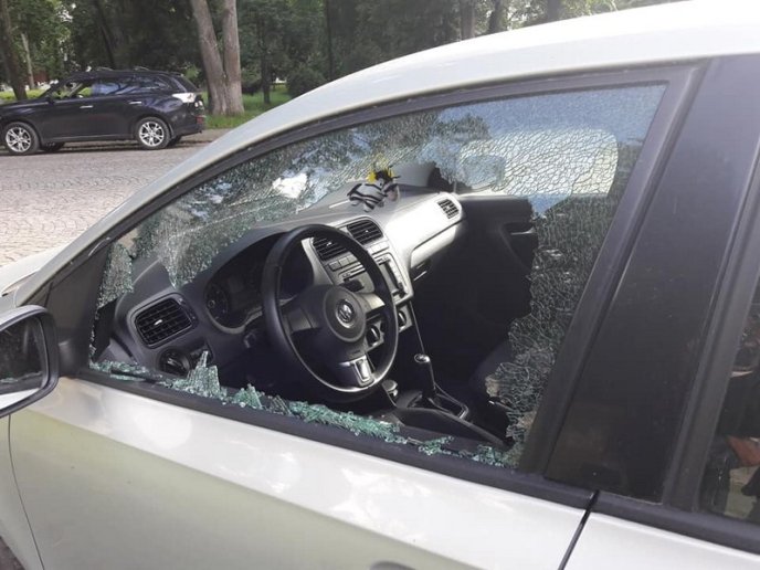 Прес-секретарю голови Закарпатської обласної ради пошкодили машину – 04
