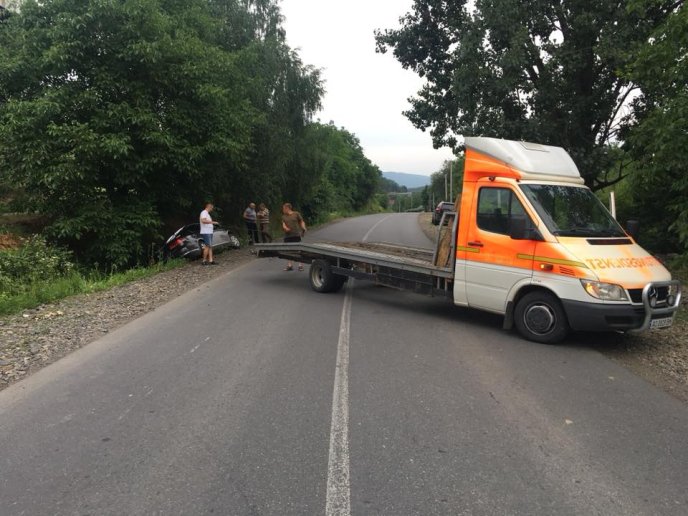 На Виноградівщині іномарка опинилась у кюветі – 03