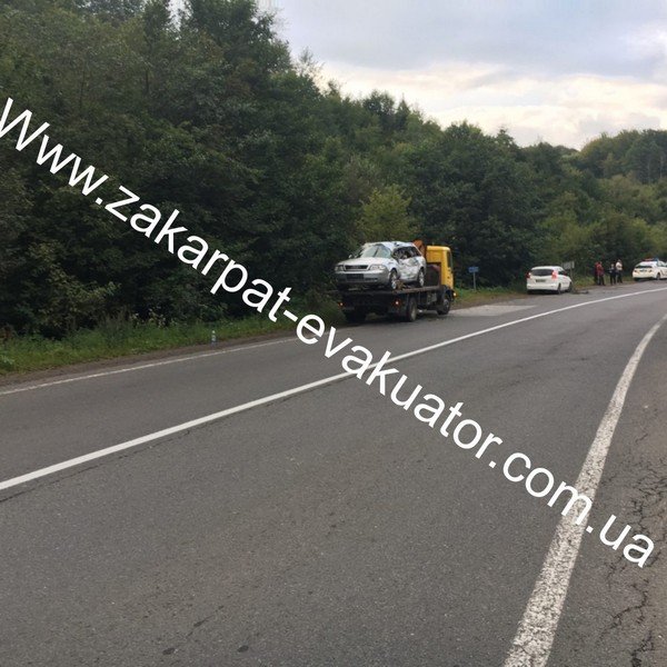 Моторошна ДТП: мікроавтобус виїхав на зустрічну смугу, де рухався евакуатор – 06