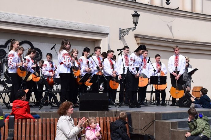 На площі Театральній в Ужгороді відбувся цікавий захід – 04