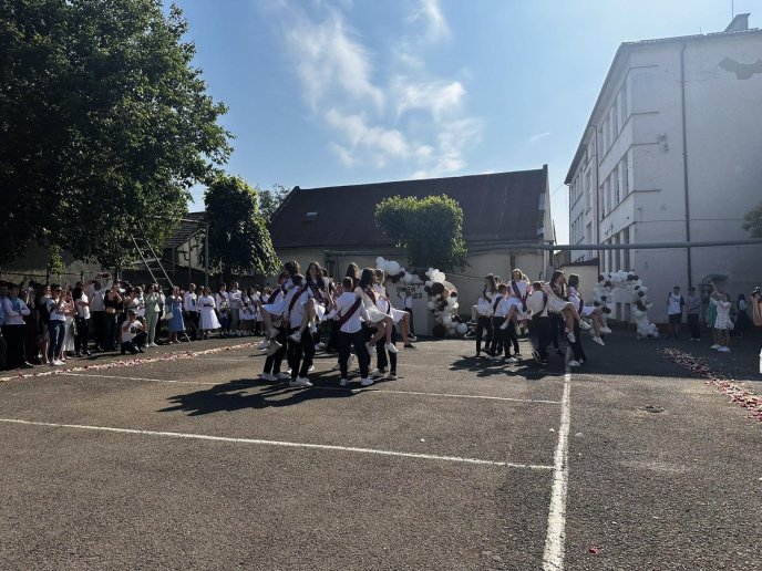 У школах Мукачева пролунав останній дзвоник для учнів 11 класів – 10